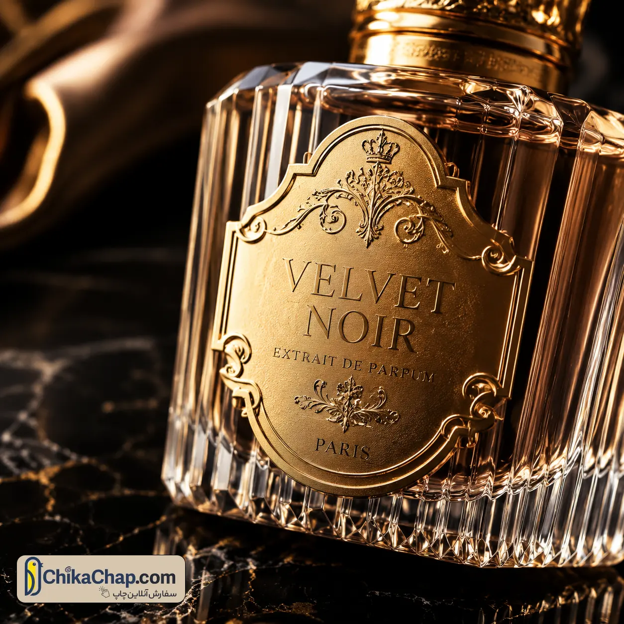 چاپ لیبل متالایز طلایی لوکس با برش کاتر پلاتر برای بسته بندی عطر و ادکلن در مجتمع چاپی چیکاچاپ
